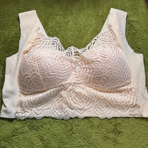 BNWT Elegant Lace Bralette in Cream